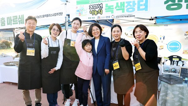▲ 나눔의 녹색장터에 방문한 김보라 안성시장.