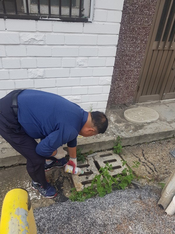 ▲ 인천 중구 모기 방제작업 실시 모습.