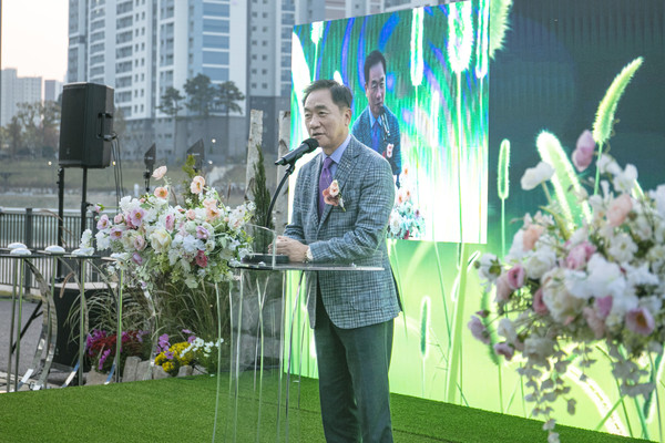 ▲ 정장선 평택시장이 함박산 중앙공원 개장식 및 숲과 정원의 도시 평택 비전 선포식에서 인사말을 하고 있다.