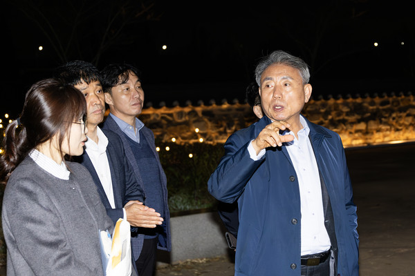 ▲ 윤환 계양구청장이 계양 아라뱃길 빛의 거리 현장 점검을 실시하고 있다.