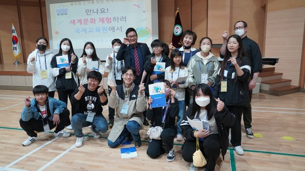 ▲ 첫 학생 방문 프로그램 '국제이해교육' 참여자들.