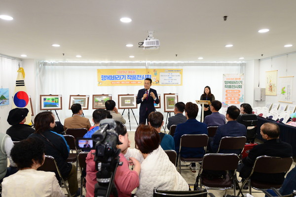 ▲ 이재호 연수구청장이 행복바라기 작품전시회에서 인사말을 하고 있다.