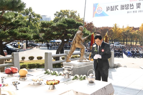 ▲ 주낙영 경주시장이 참전유공자 추모 및 선양비 기념식에 참석해 헌화하고 있다.