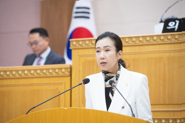 ▲ 최수연 의원이 ‘개인택시 운송사업면허 양도양수 기준 완화에 대한 제언’이라는 주제로 5분 자유발언하고 있다.