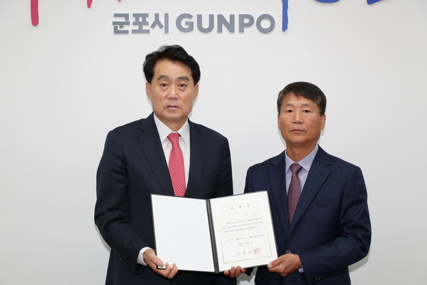 ▲ 하은호 군포시장(좌)과 신완균 주거정비지원센터장(우).