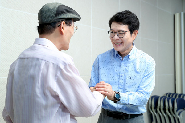 ▲ 정원오 성동구청장(사진 오른쪽)이 어르신과 인사를 나누고 있는 모습.