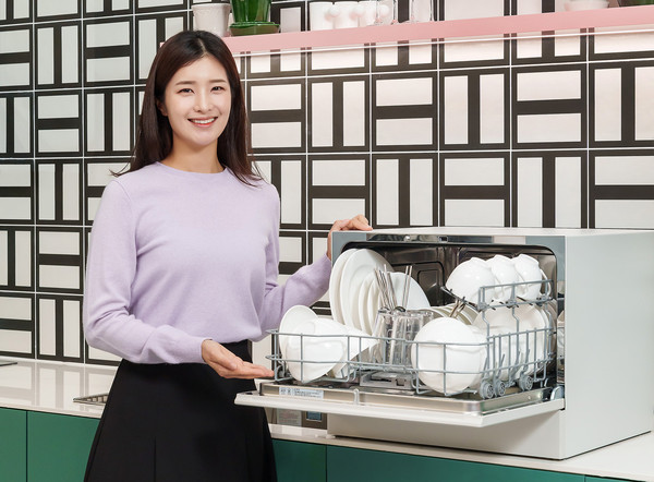 ▲ 삼성전자 모델이 건조와 살균 기능을 강화한 '비스포크 식기세척기 카운터탑' 신제품을 소개하고 있다.