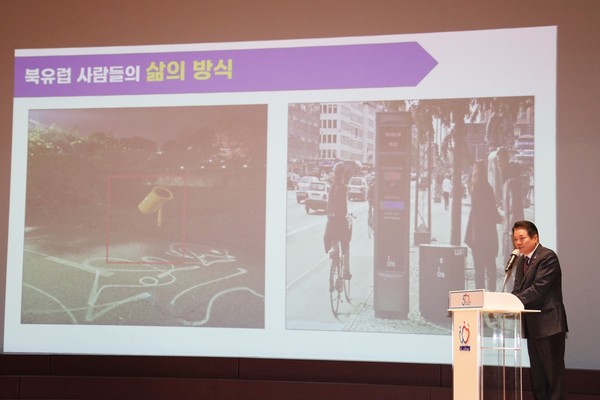 ▲ 최대호 안양시장이 11월 월례조회를 진행하고 있다.