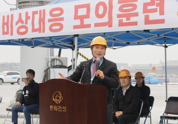 ▲ 인천국제공항공사는 지난 1일 인천공항 제2여객터미널 확장공사 현장에서 영종소방서, 공항소방대, 건설사업관리단 및 시공사와 함께 화재사고 합동대응훈련을 실시하였다. 사진은 이학재 사장이 강평하는 모습.