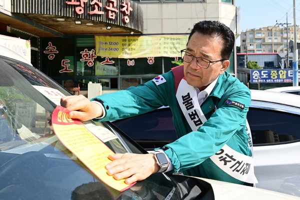 ▲ 이재호 연수구청장이 무단방치 자동차를 단속하고 있다.