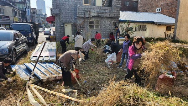 ▲ 미추홀구 숭의 2동 주민들이 공가 환경정비를 실시하고 있다.