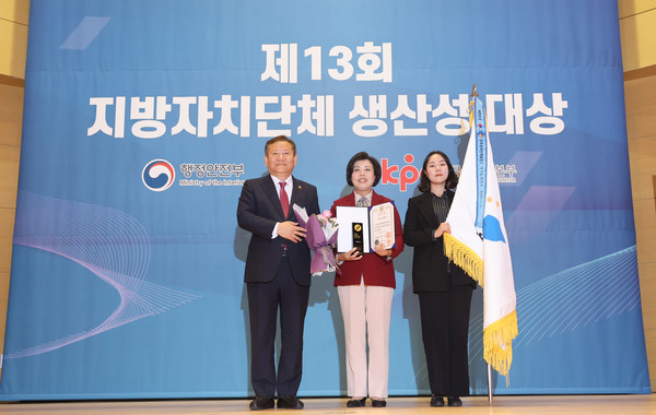 ▲ 과천시 지방자치단체 생산성대상 국무총리 표창 수상 모습.