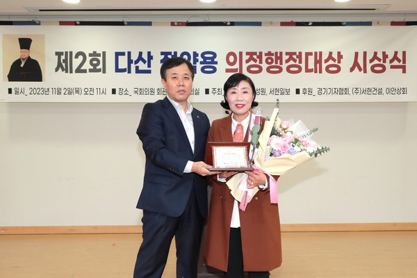▲ 수상 기념촬영하는 송옥란 의원(오른쪽).
