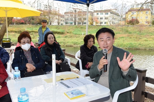▲ 김동근 의정부시장이 중랑천에서 현장시장실을 열고 시민 의견을 청취하고 있다.