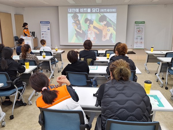 ▲ 시흥소방서 외국인 근로자 대상 소방안전교육 실시 모습.