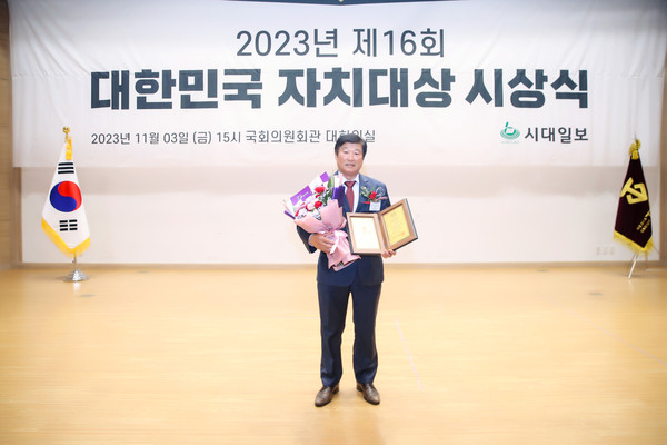 ▲ 수상 기념촬영하는 오문섭 부의장.
