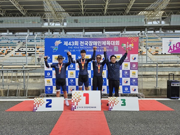 ▲ 고병욱(금), 이성호(은), 김윤식(동) 사이클 선수.