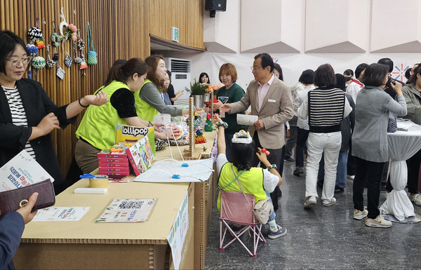 ▲ 이현재 하남시장이 평생학습마을 프로그램과 체험부스를 둘러보고 있다.