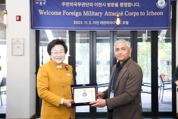 ▲ 김경희 이천시장(좌)과 샤미물 이슬람 무관단장(우).