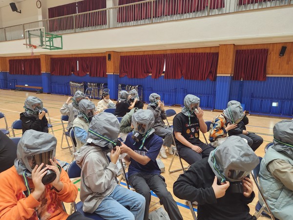 ▲ 양주시 덕정초등학교 방독면 착용 교육 실시 모습.