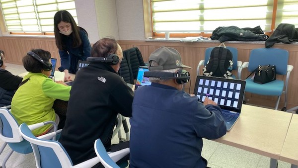 ▲ 옹진군 도서지역 찾아가는 고령운전자 교육 및 이동민원실 운영 모습.