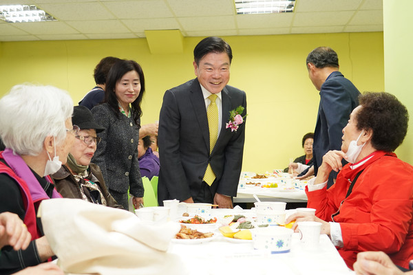 ▲ 전농2동 경로잔치에서 이필형 동대문구청장이 어르신들에게 인사를 전하고 있다.