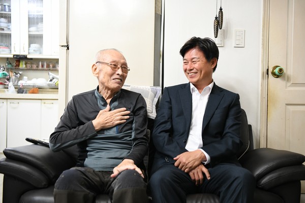 ▲ 부천형 핸썹 해피 하우스 사업 수혜자가 조용익 부천시장에게 고마움을 전하고 있다.