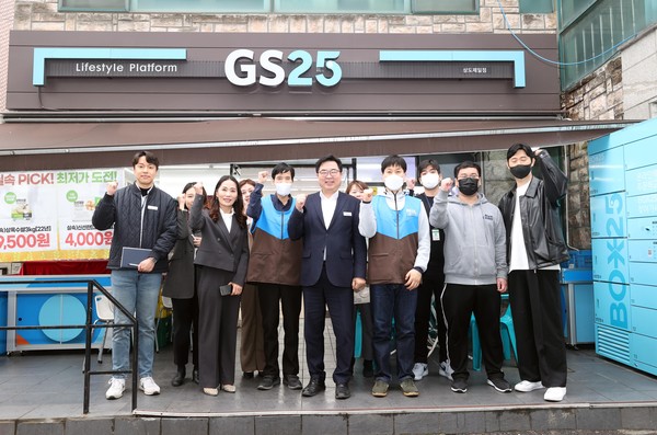 ▲ 지난 4월, 박일하 동작구청장(사진 가운데) 편의점사업단을 방문해 참여자를 격려하고 있다.