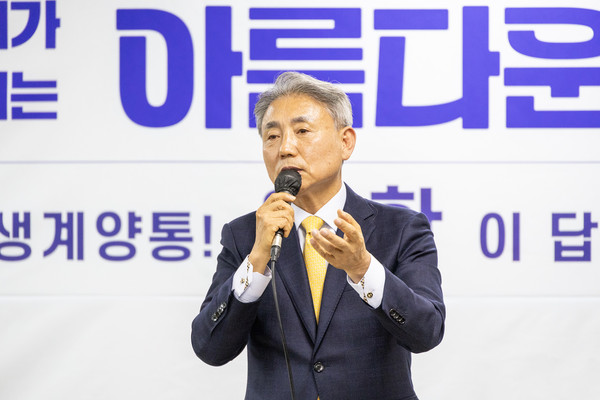 ▲ 윤환 계양구청장이 구민과 대화하고 있다.