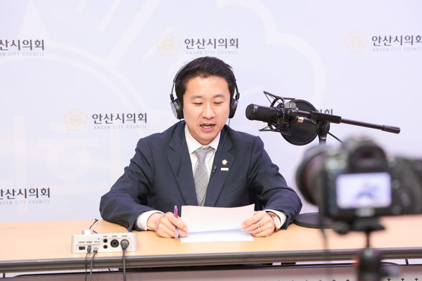 ▲ 첫 회 방송 DJ를 맡은 송바우나 의장이 녹음에 임하고 있는 모습.