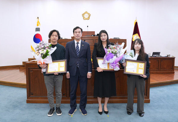 ▲ 하남시의회 강성삼 의장이 7일 ‘2023년 4분기 우수공무원’ 표창 후 기념사진을 찍고 있다.