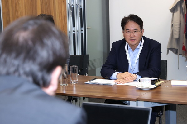 ▲ 자크 플리스 주한룩셈부르크 대사 내정자와 면담하는 이동환 고양특례시장.