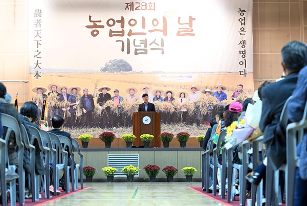 ▲ 이민근 안산시장이 농업인의 날 기념식에서 인사말을 하고 있다.