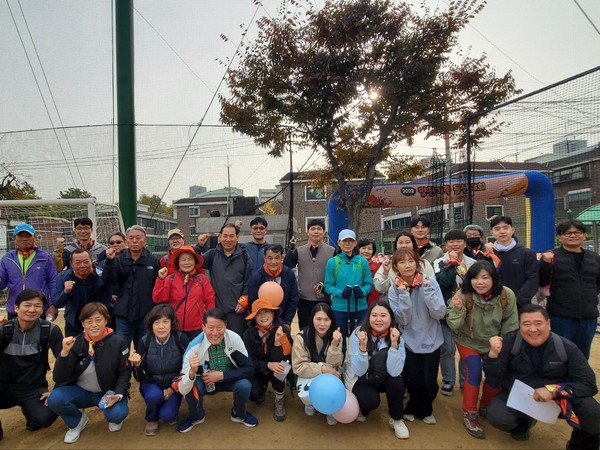 ▲ 양천구시설관리공단 ‘양천가족 등산대회’ 참여 단체사진.