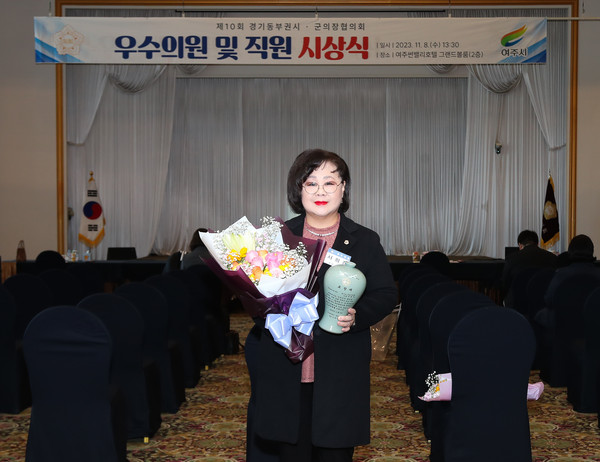 ▲ 성남시의회 서희경 의원 경기동부권시·군의장협의회 의정활동 우수의원 표창 수상 기념사진.