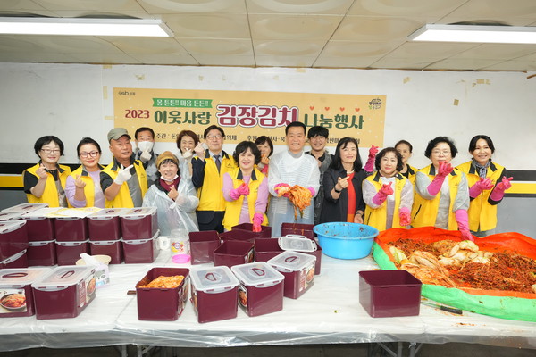 ▲ 성북구 돈암2동 이웃사랑 김장김치 나눔 행사에 이승로 구청장이 참여했다.