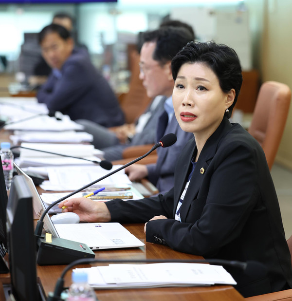 ▲ 행정사무감사 진행하는 최재란 의원.