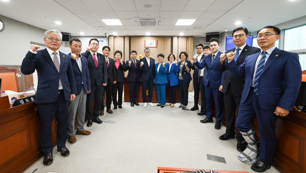 ▲ 경제노동위원회, 2023년 행정사무감사 돌입 기념촬영 모습.