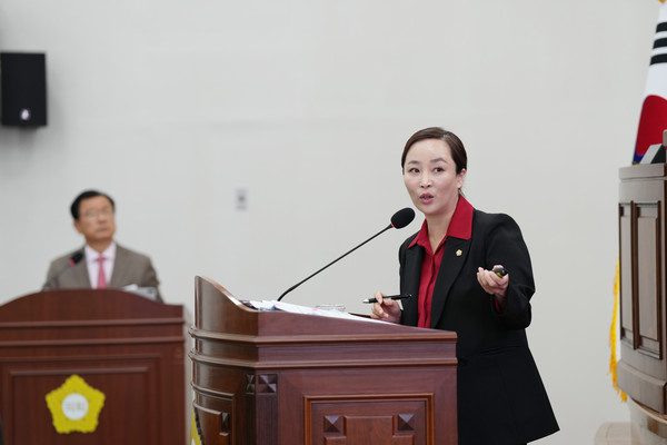 ▲ 박진희 하남시의회 부의장은 제325회 하남시의회 임시회 시정질의에서 ‘민선8기 공약사항 점검’과 관련해 질의하고 있다.