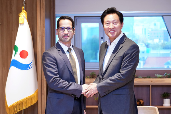 ▲ 서울시는 대한민국을 대표하는 금융중심지 ‘여의도’와 중동의 싱가포르라고 불리는 두바이 국제금융센터 (DIFC)가 금융중심지 네트워크 확대와 혁신기업 해외진출을 위한 업무협약을 9일 체결했다. 업무협약 체결 후, 오세훈 시장과 아리프 아미리(Arif Amiri) DIFC 총회장은 면담을 진행했다.