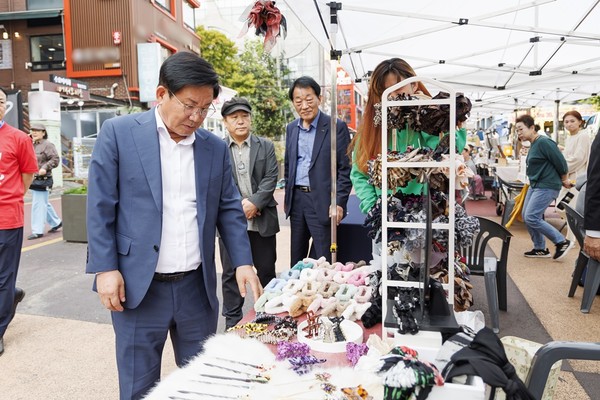 ▲ 지난 10월 박강수 마포구청장이 홍대 레드로드에서 청년 창작가가 만든 상품을 둘러보고 있다.