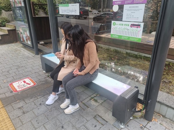 ▲ 서리풀 온돌의자 이용 모습.