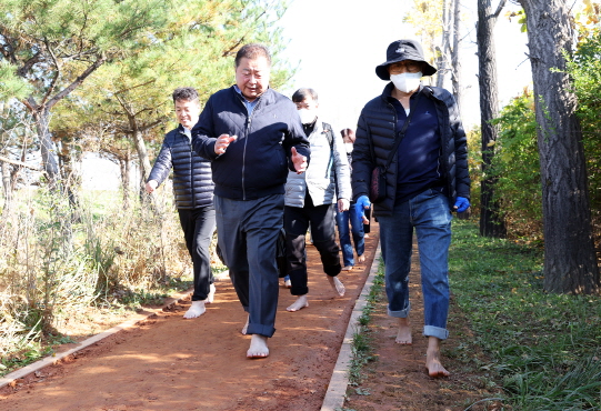 ▲ 김경일 파주시장이 벤치마킹을 위해 김포 선형공원 황토길을 걷고 있다.
