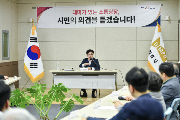▲ 김병수 김포시장이 시민들과 소통하고 있다.