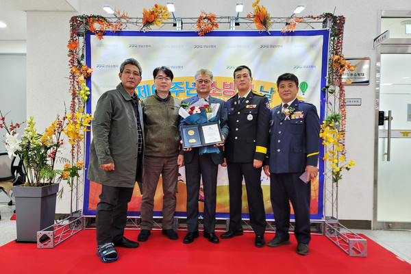 ▲ 성남도시개발공사 윤유상 직원(가운데)이 표창장을 수여받고 기념 촬영을 하고 있다.