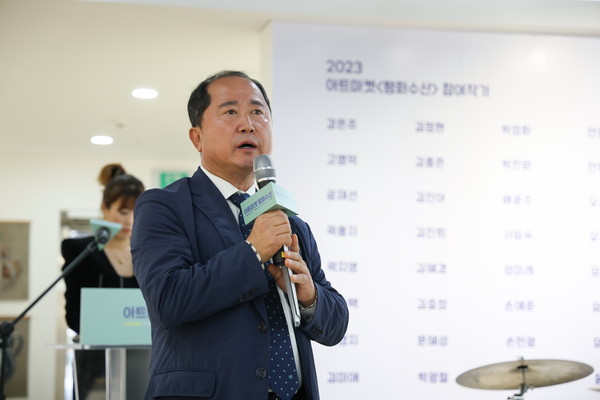 ▲ 아트마켓 평화수산 개막식서 인사 전하는 수원문화재단 김현광 대표이사.