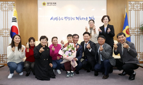 ▲ 염종현 의장·최종현 보건복지위원장, 몽골 환우 초청 무료 수술한 경기도의사회 격려 기념촬영 모습.