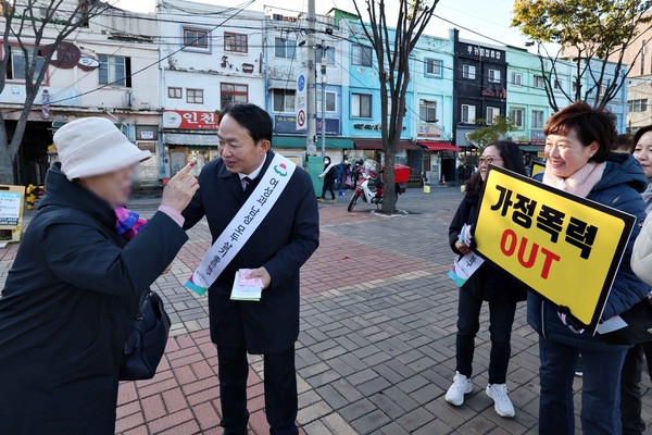▲ 김찬진 인천동구청장이 여성에 대한 4대 폭력예방 캠페인을 실시하고 있다.