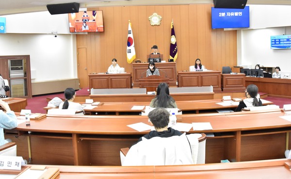 ▲ 양천구의회 어린이·청소년의회 모의의회 진행 모습.