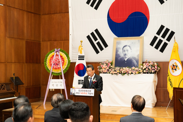 ▲ 지난 9일 도산안창호기념관 강당에서 열린 ‘도산안창호선생 탄신 제145주년 기념식’에서 김형대 의장이 축사를 하고 있다.